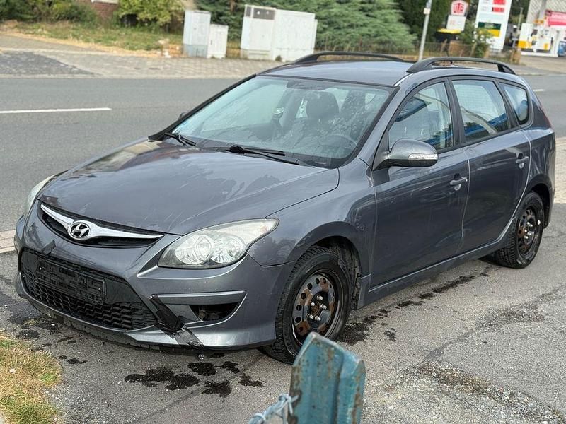 Grau Gebraucht 2011 Hyundai i30 Edition Kombi | 2.490 € (Guter Preis) - Bild 1/4