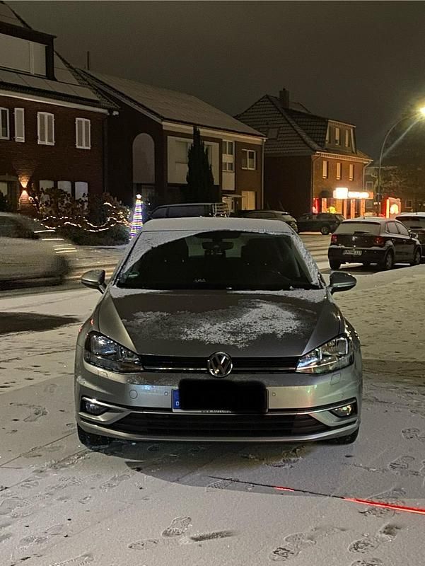 Grau Gebraucht 2017 VW Golf VII Kleinwagen | 13.000 € (Etwas zu teuer) - Bild 1/3