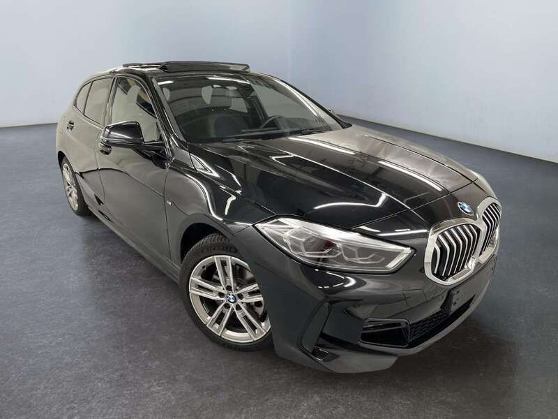 475 saphir schwarz Gebraucht 2024 BMW 118 M Sport Kleinwagen | 29.791 € (Fairer Preis) - Bild 1/4