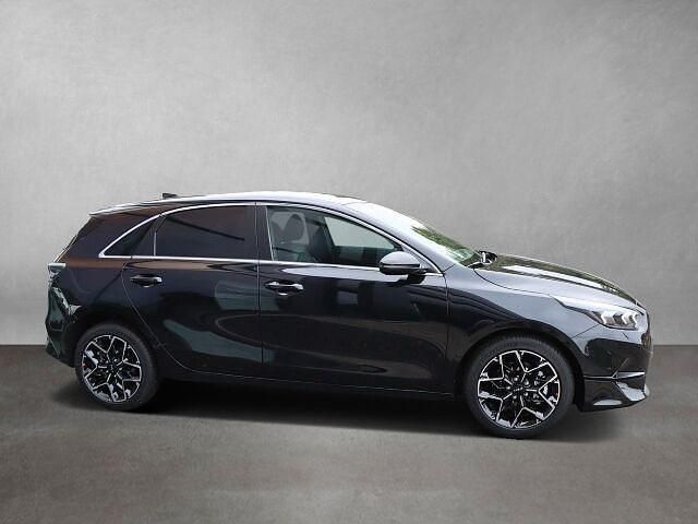 Neu Kia Ceed 99 PS (72 kW) 2025 Schwarz Kleinwagen