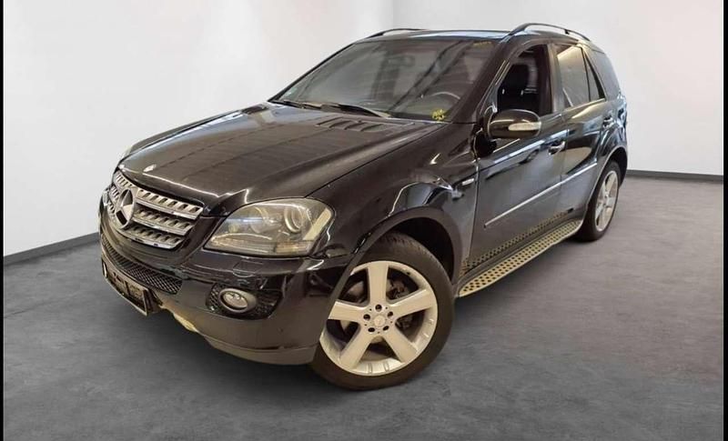 Obsidianschwarz Gebraucht 2008 Mercedes ML320 SUV | 13.599 € (Fairer Preis) - Bild 1/4