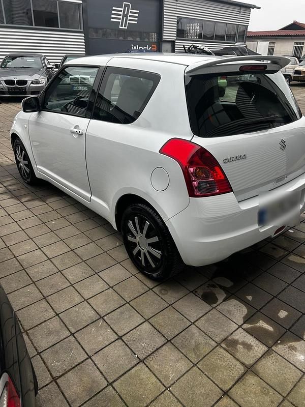 Gebraucht Suzuki Swift 92 PS (67 kW) 2009 Weiß Kleinwagen