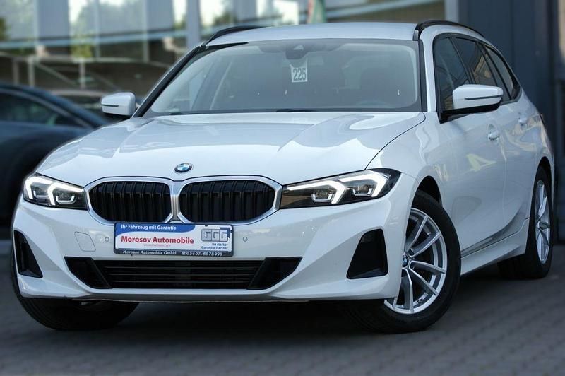 Weiss Gebraucht 2023 BMW 318 Shadowline Kombi | 31.800 € (Teuer) - Bild 1/4