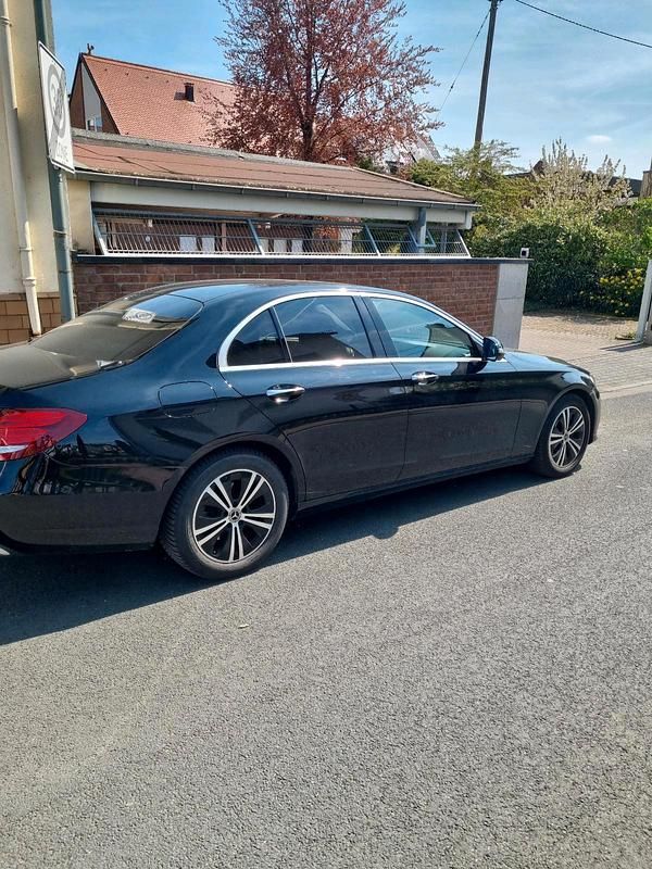 Second-hand Mercedes E300 256 CP (188 kW) 2020 Negru Berlinǎ