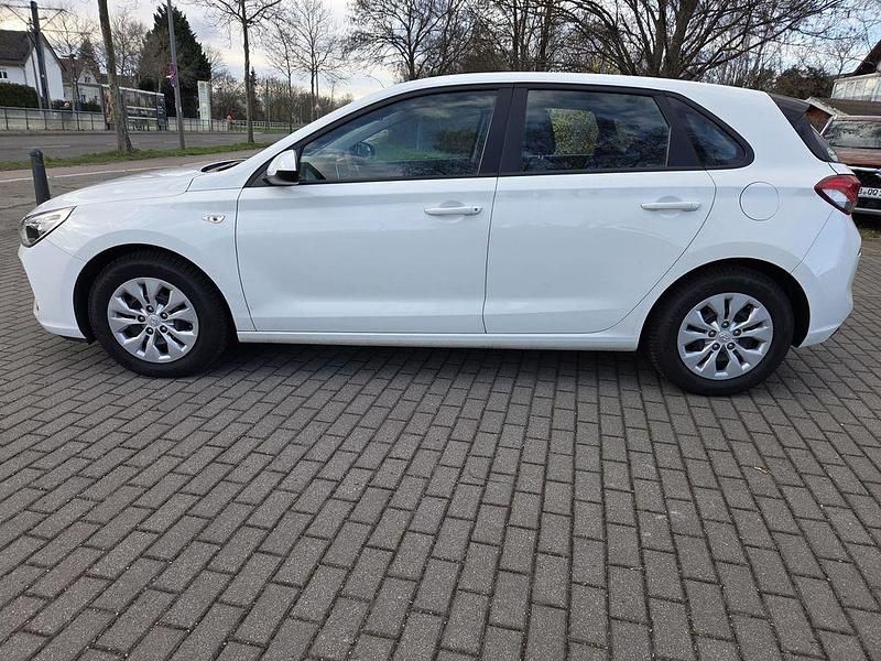 Gebraucht Hyundai i30 Pure 101 PS (74 kW) 2017 Weiß Limousine
