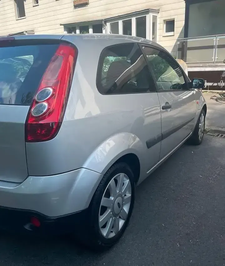 Gebraucht Ford Fiesta 60 PS (44 kW) 2006 Silber Kleinwagen