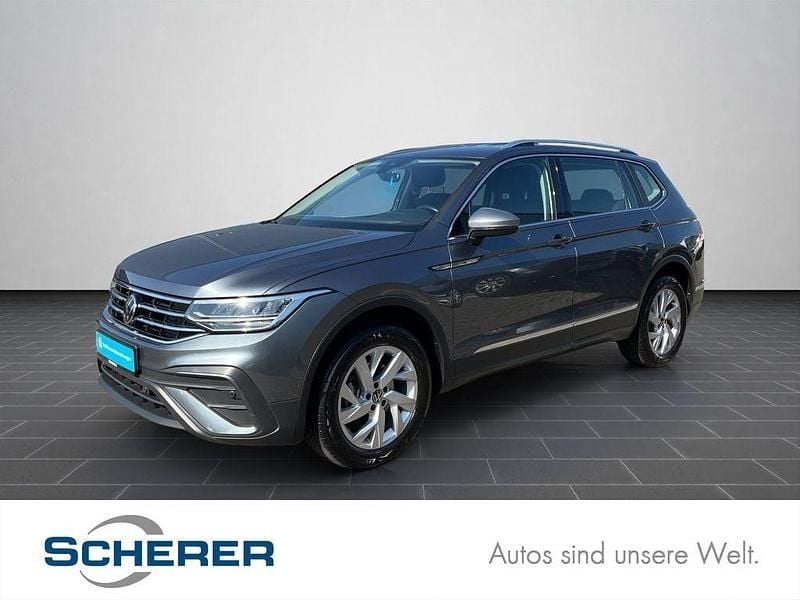 Platinum grey metallic (metallic) Gebraucht 2022 VW Tiguan Allspace Life SUV | 33.700 € (Superpreis) - Bild 1/3