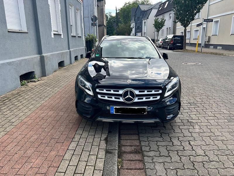 Schwarz Gebraucht 2017 Mercedes GLA250 AMG line SUV | 22.900 € (Fairer Preis) - Bild 1/4