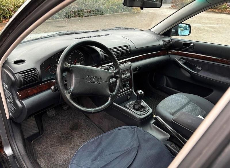 Second-hand Audi A4 118 CP (86 kW) 1995 Albastru Berlinǎ