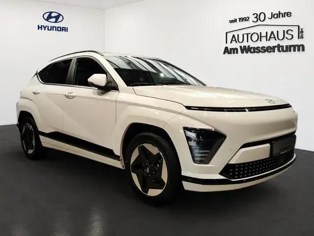 Gebraucht Hyundai Kona Trend 114 kW (156 PS) 2024 Serenity white SUV