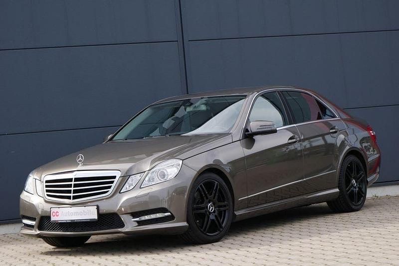 Braun Gebraucht 2012 Mercedes E250 Avantgarde Limousine | 18.800 € - Bild 1/4