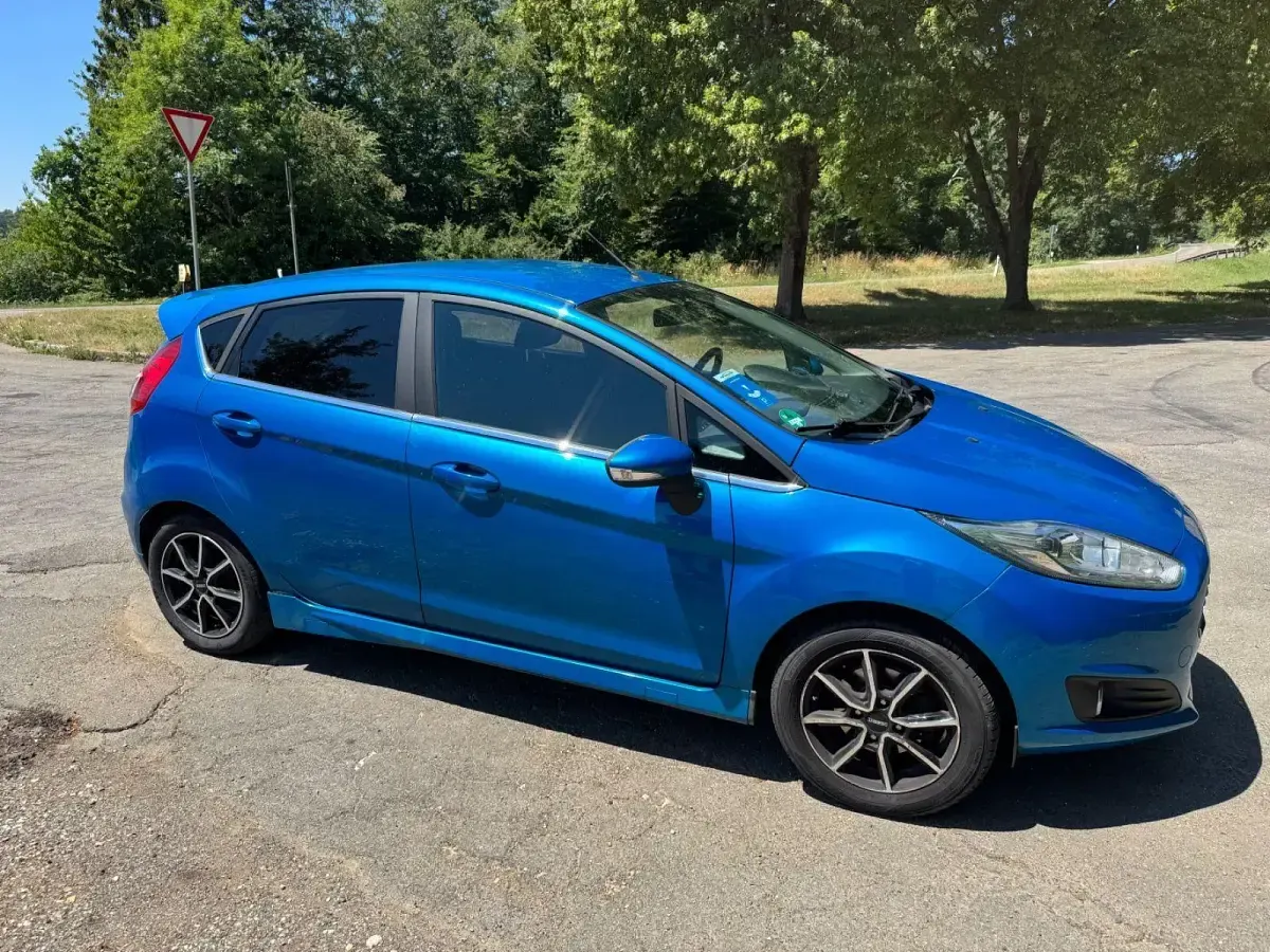 Gebraucht Ford Fiesta Titanium 101 PS (74 kW) 2013 Blau Kleinwagen