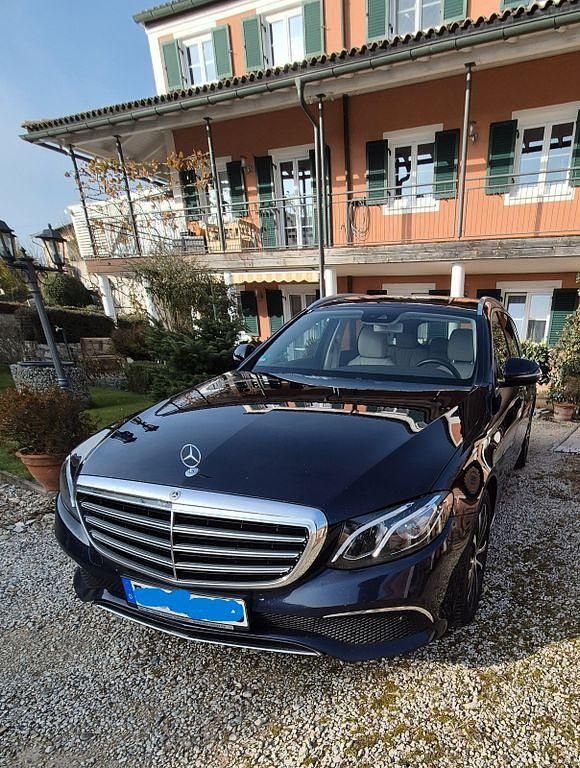 Blau Gebraucht 2020 Mercedes E300 Luxury Limousine | 22.600 € (Superpreis) - Bild 1/4
