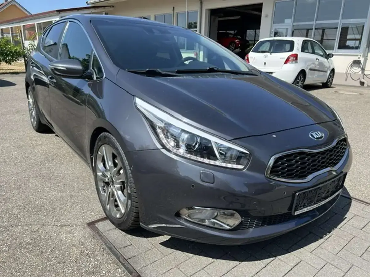 Gebraucht Kia Ceed Spirit 135 PS (99 kW) 2012 Winchestergrau (metallic) Kleinwagen
