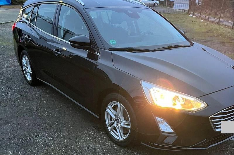 Gebraucht Ford Focus Cool & Connect 125 PS (91 kW) 2019 Schwarz Kombi