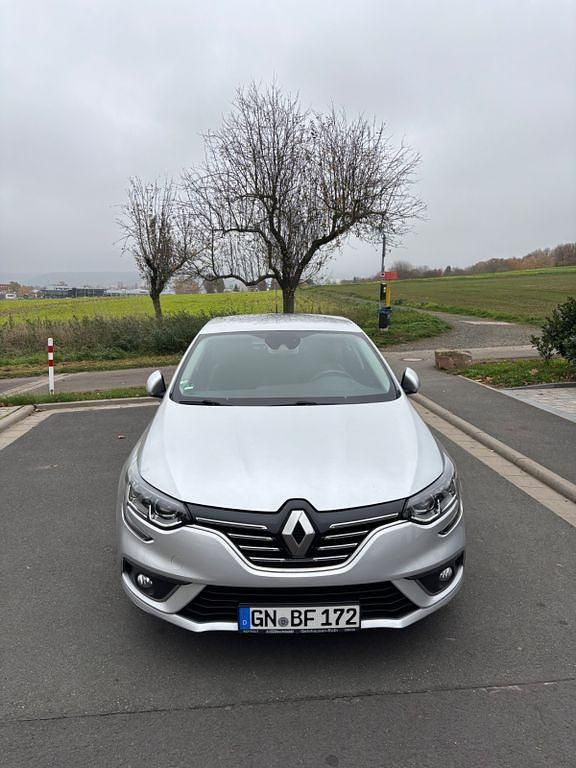 Silber Gebraucht 2018 Renault Mégane IV Play Limousine | 11.000 € (Fairer Preis) - Bild 1/4