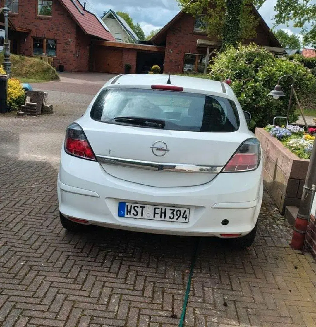 Gebraucht Opel Astra GTC Selection 90 PS (66 kW) 2009 Weiß Limousine