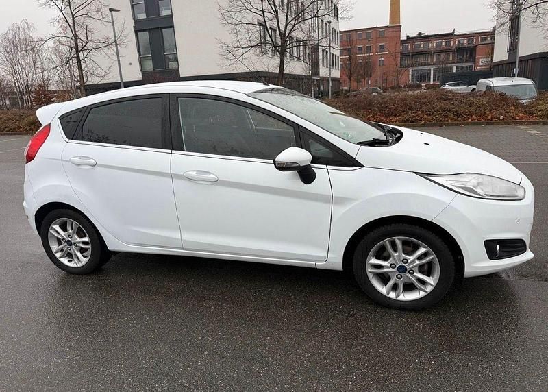 Weiß Gebraucht 2015 Ford Fiesta Titanium Kleinwagen | 6.900 € (Fairer Preis) - Bild 1/4