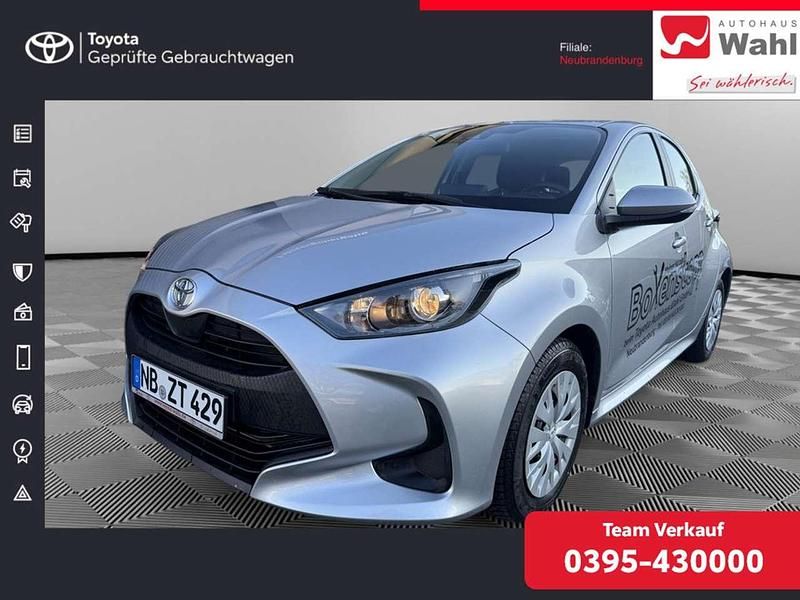 Silber Gebraucht 2023 Toyota Yaris Comfort Limousine | 18.900 € (Teuer) - Bild 1/4