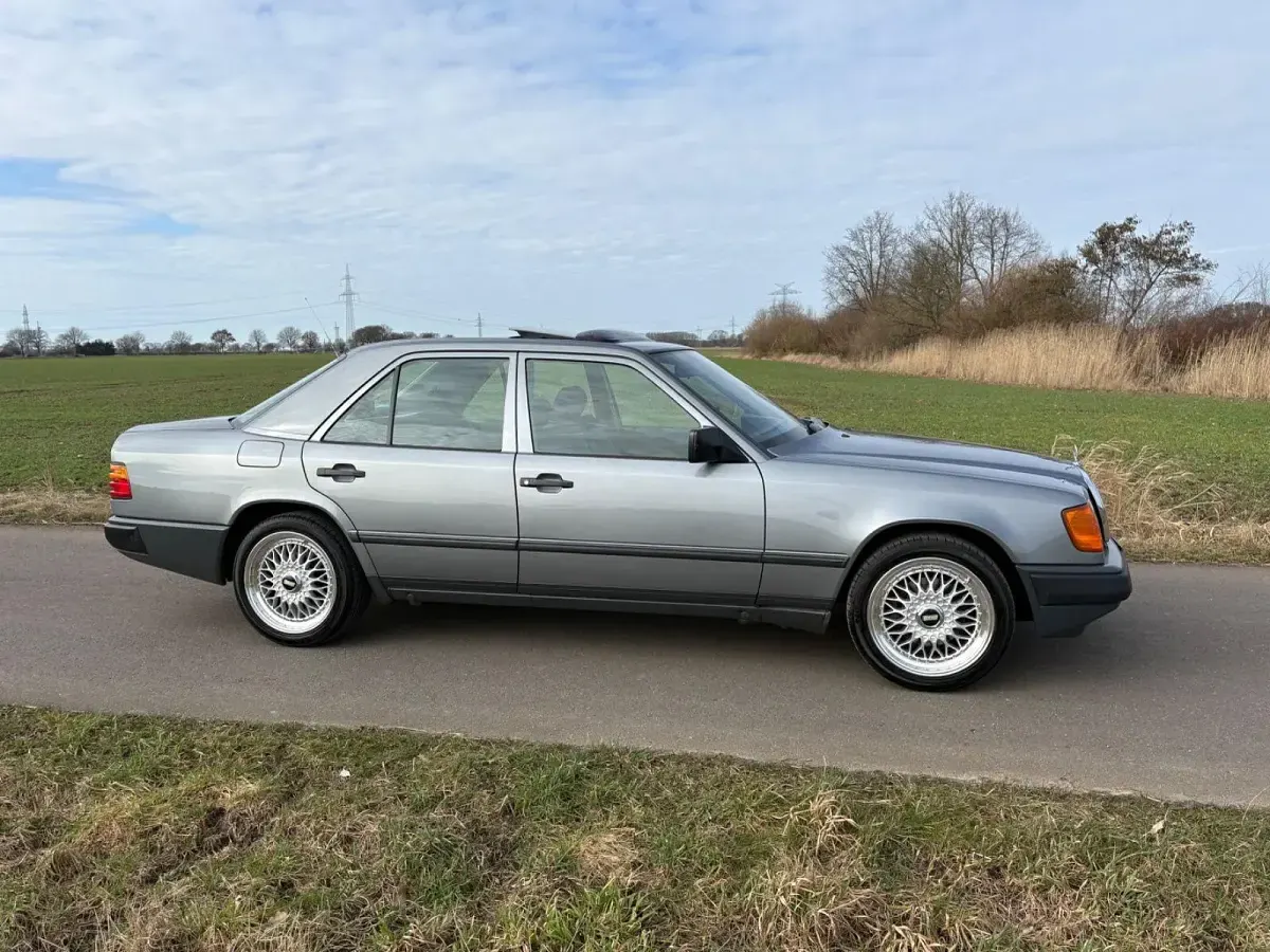 Gebraucht Mercedes E230 132 PS (97 kW) 1988 Silber Limousine