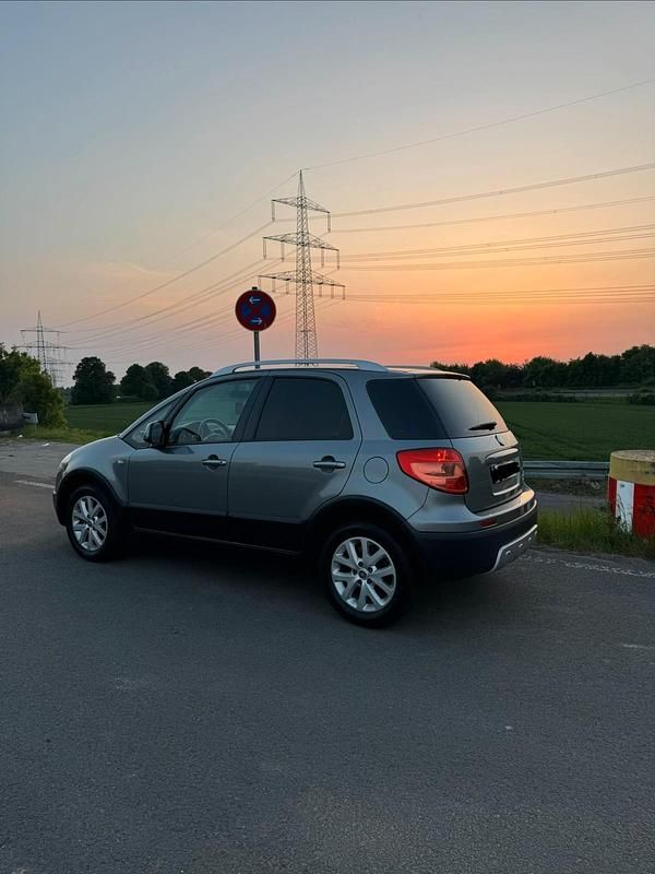 Silber Gebraucht 2011 Fiat Sedici SUV | 5.900 € (Fairer Preis) - Bild 1/4