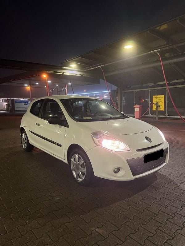 Weiß Gebraucht 2012 Renault Clio III Kleinwagen | 2.700 € (Fairer Preis) - Bild 1/4
