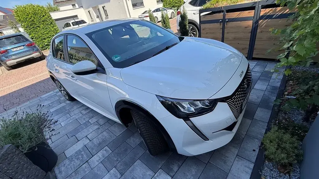 Gebraucht Peugeot e-208 Active 100 kW (136 PS) 2020 Weiß Kleinwagen