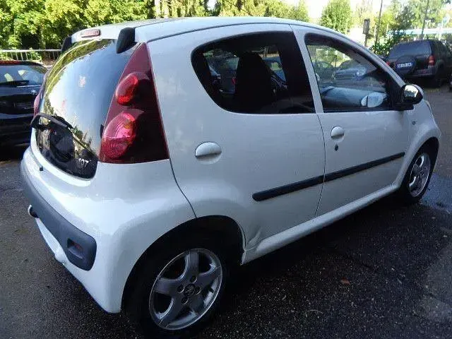 Gebraucht Peugeot 107 Active 68 PS (50 kW) 2012 Weiß Kleinwagen