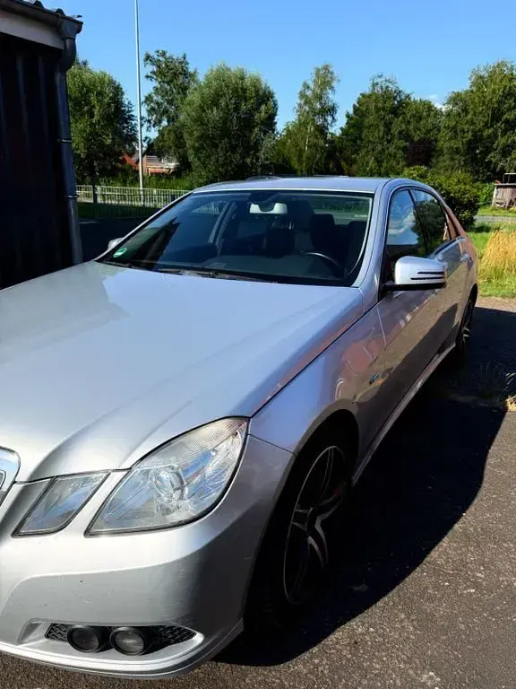 Gebraucht Mercedes E220 170 PS (125 kW) 2009 Silber Limousine