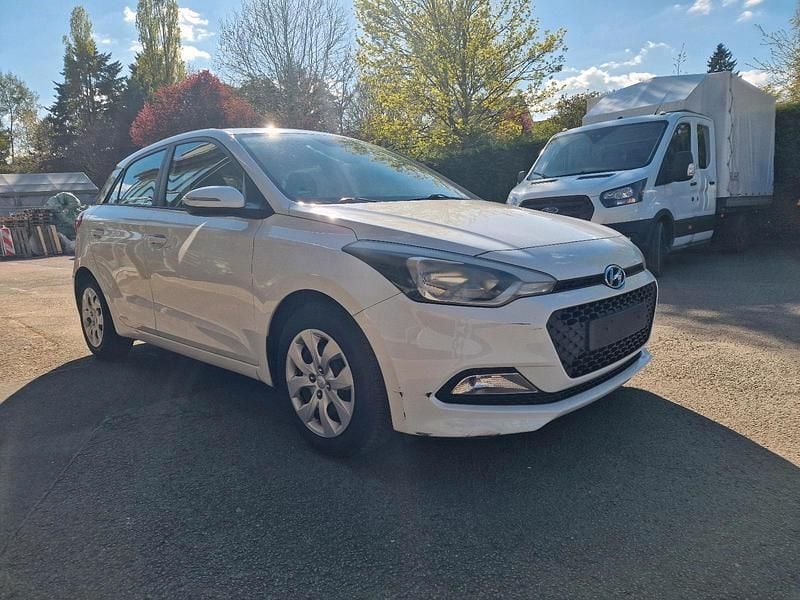 Gebraucht Hyundai i20 75 PS (55 kW) 2015 Weiß Limousine