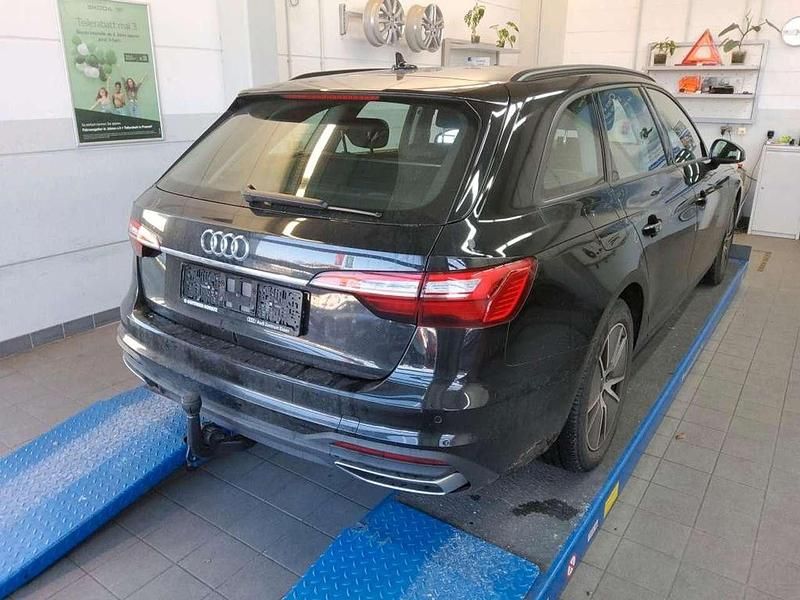 Gebraucht Audi A4 Basis 163 PS (119 kW) 2022 Schwarz Kombi