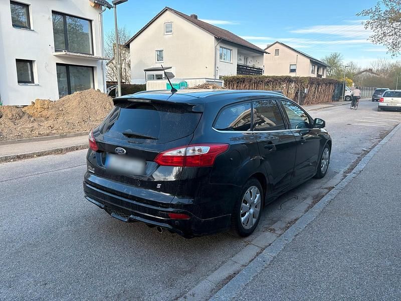 Second-hand Ford Focus 143 CP (105 kW) 2013 Negru Break