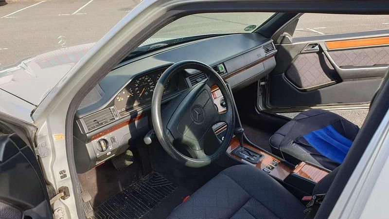 Silber Gebraucht 1993 Mercedes E200 Limousine | 7.100 € - Bild 1/4