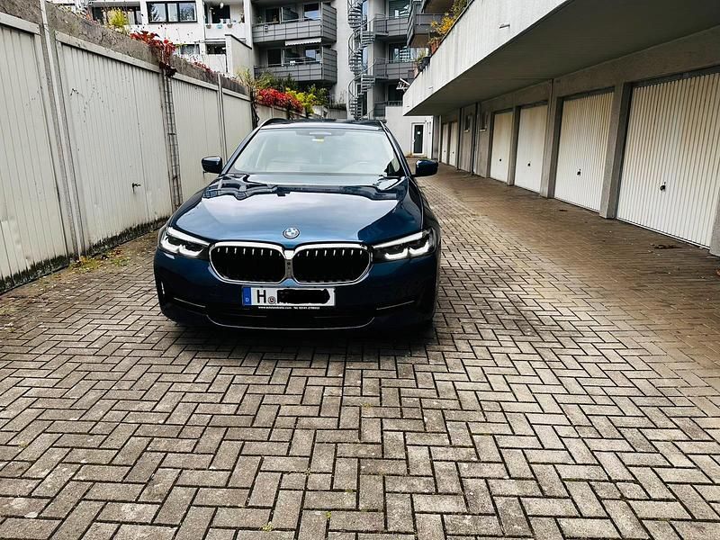 Blau Gebraucht 2021 BMW 520 Sport Line Kombi | 27.400 € (Guter Preis) - Bild 1/4