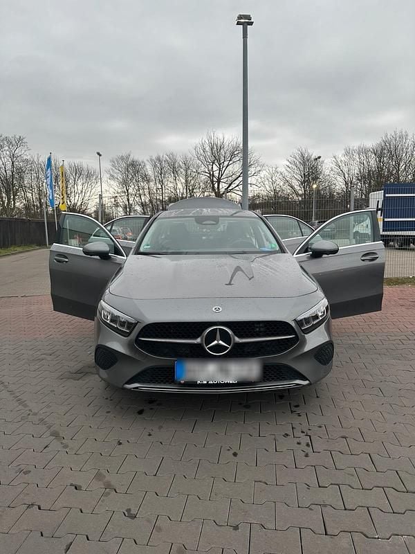 Grau Gebraucht 2024 Mercedes A250 Limousine | 26.999 € (Guter Preis) - Bild 1/4