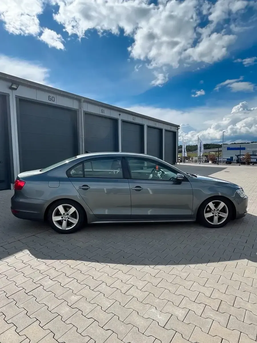 Gebraucht VW Jetta 105 PS (77 kW) 2011 Silber Limousine
