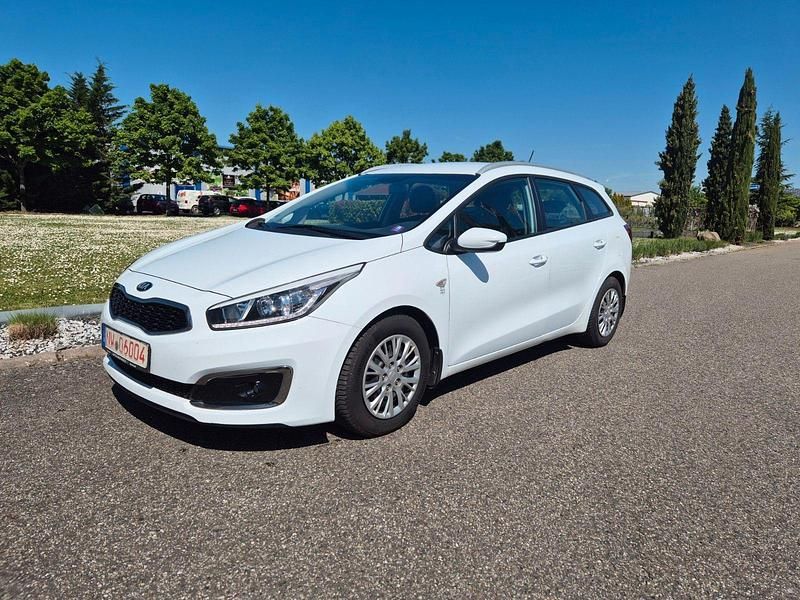 Second-hand Kia Ceed 101 CP (74 kW) 2016 Alb Hatchback