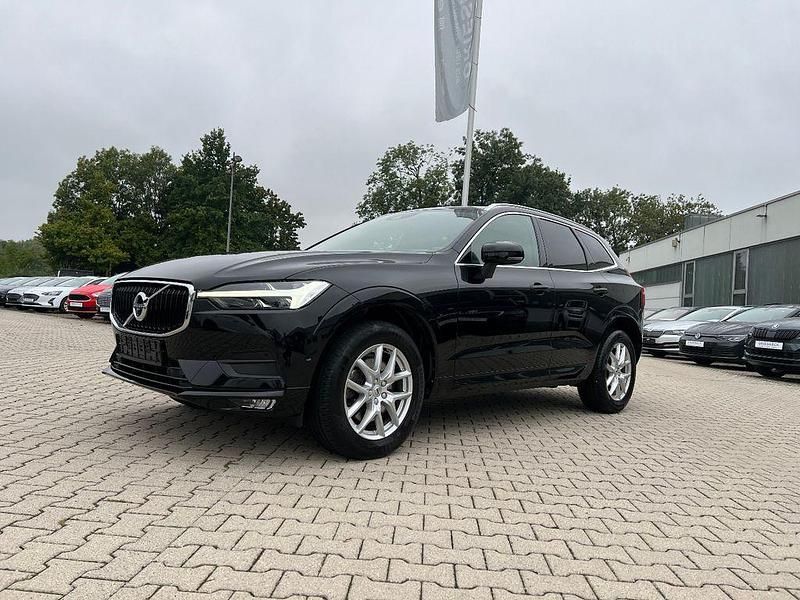 Black solid schwarz metallic Gebraucht 2021 Volvo XC60 Momentum SUV | 31.990 € (Superpreis) - Bild 1/4