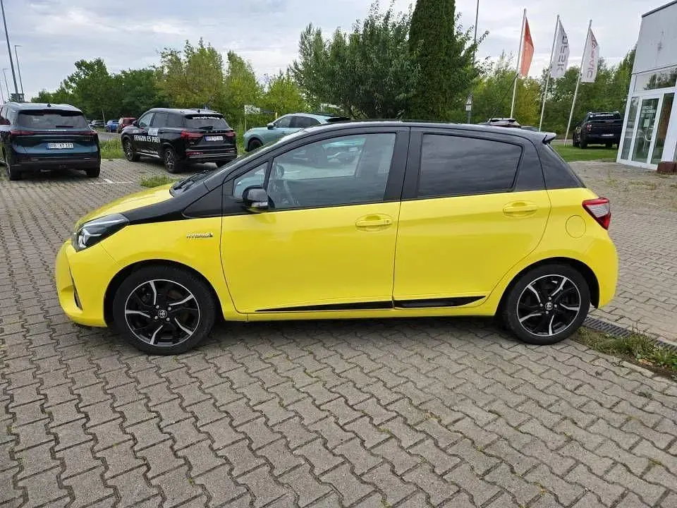 Gebraucht Toyota Yaris Hybrid 101 PS (74 kW) 2017 Gelb Kleinwagen