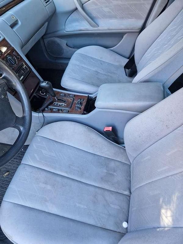 Gebraucht Mercedes E240 Avantgarde 170 PS (125 kW) 2000 Schwarz Limousine