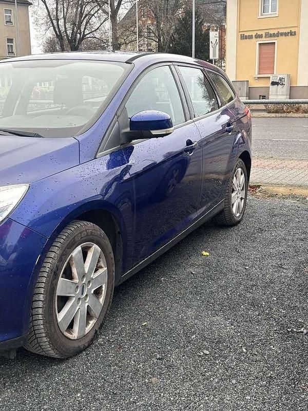 Gebraucht Ford Focus Trend 101 PS (74 kW) 2014 Blau Kombi