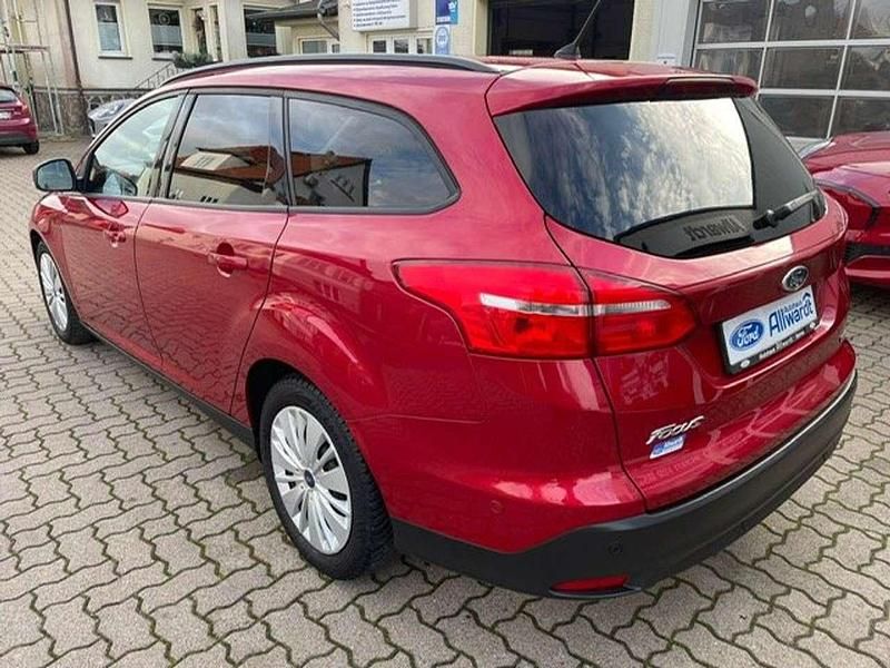Gebraucht Ford Focus Business Edition 125 PS (91 kW) 2016 Red candy/candy red Kombi