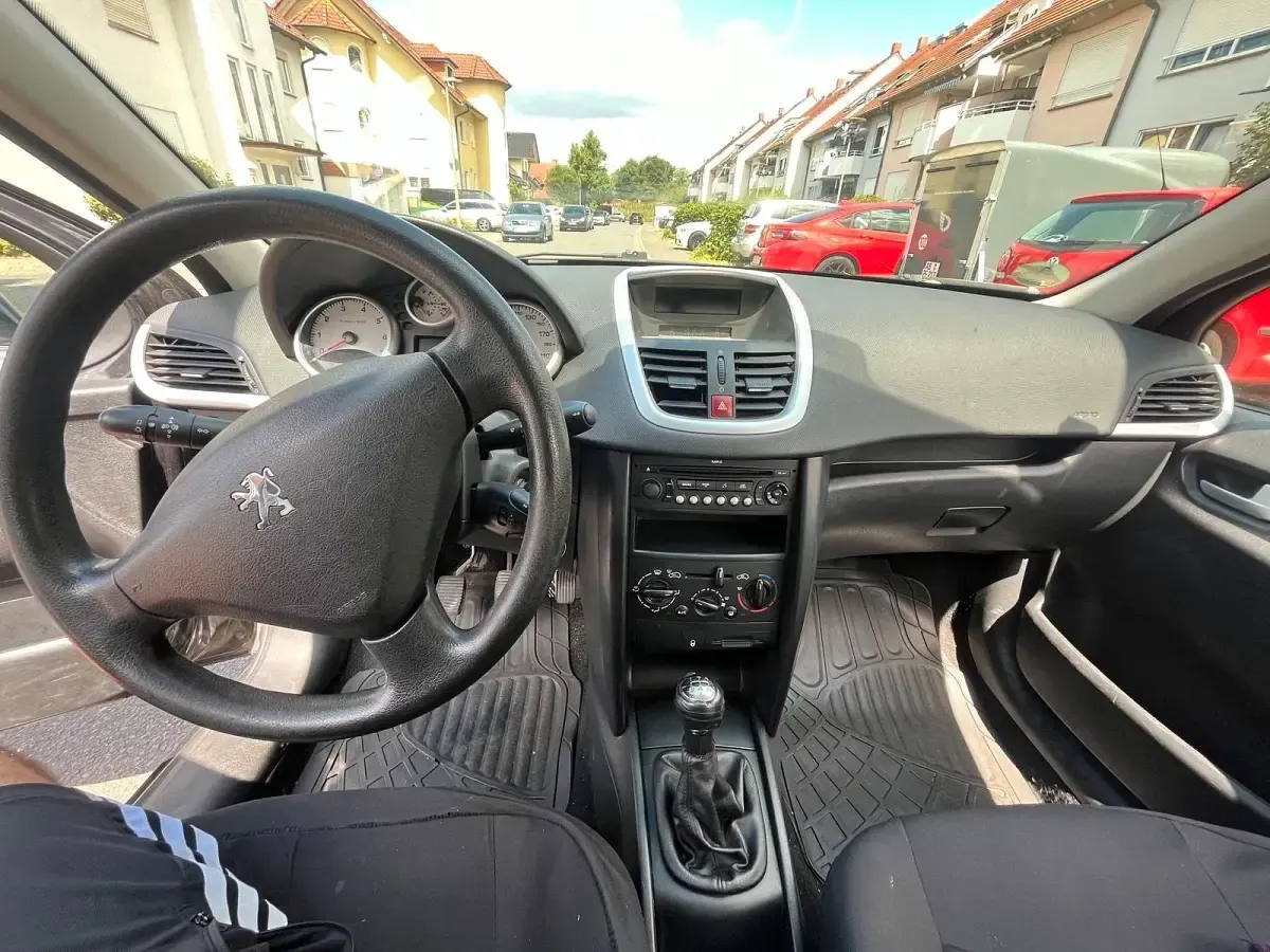 Gebraucht Peugeot 207 73 PS (53 kW) 2009 Schwarz Kleinwagen