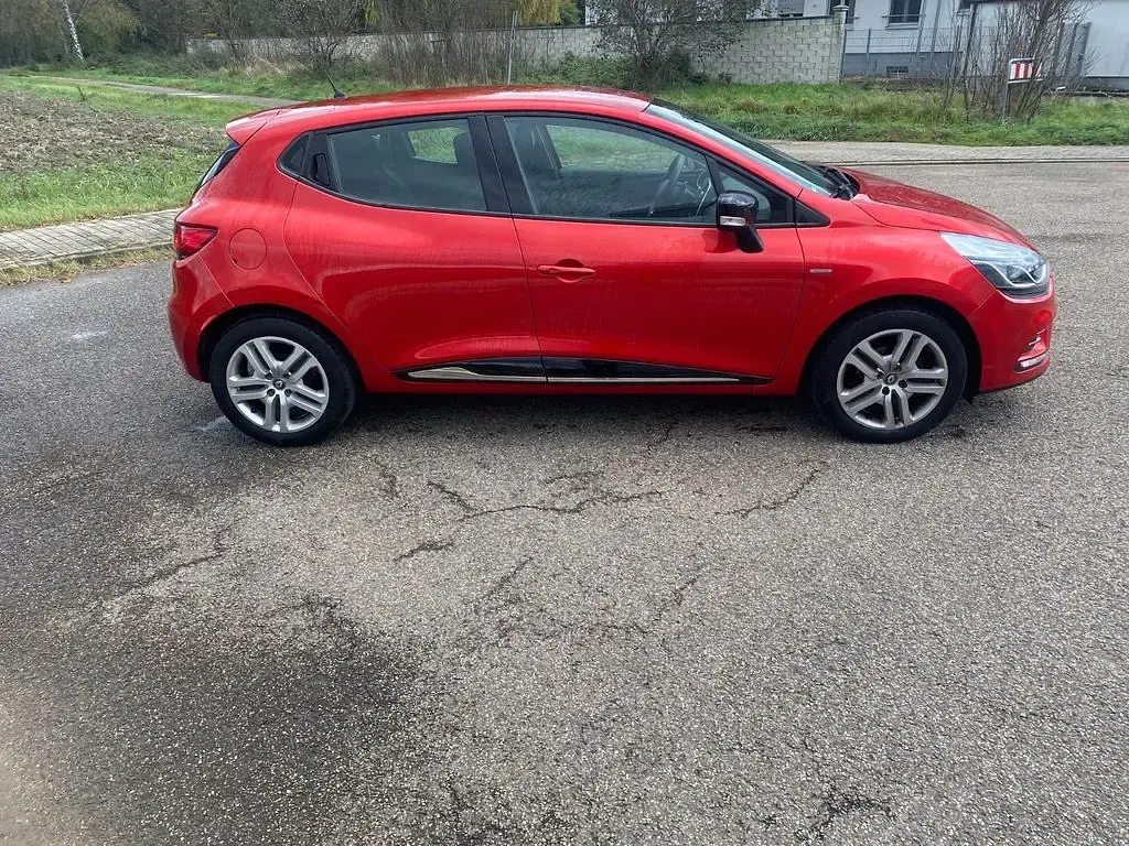 Gebraucht Renault Clio LIMITED 76 PS (55 kW) 2019 Rot Limousine