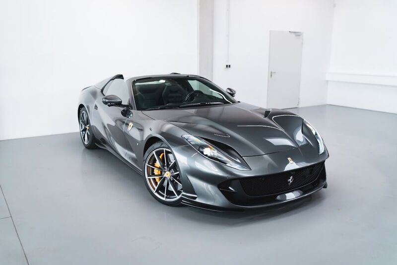 Grau Gebraucht 2022 Ferrari 812 Cabrio | 449.000 € - Bild 1/4