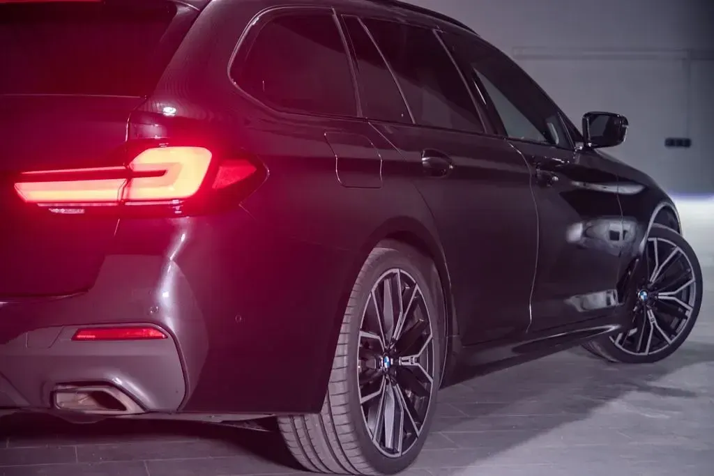 Gebraucht BMW 520 M Sport 190 PS (139 kW) 2022 Sophistograu Kombi