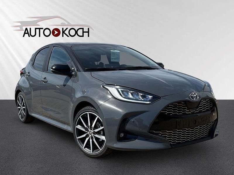 Grau Neu 2025 Toyota Yaris Hybrid Sport Limousine | 32.290 € (Etwas zu teuer) - Bild 1/4