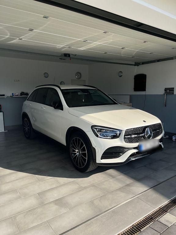 Weiß Gebraucht 2019 Mercedes GLC200 AMG line SUV | 35.600 € (Etwas zu teuer) - Bild 1/4