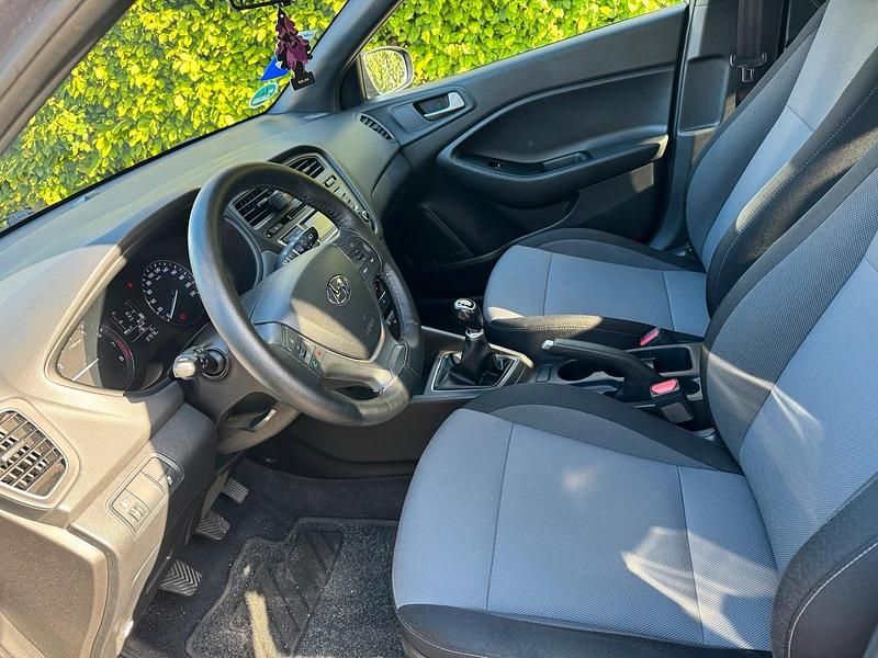 Gebraucht Hyundai i20 84 PS (61 kW) 2018 Grau Coupé