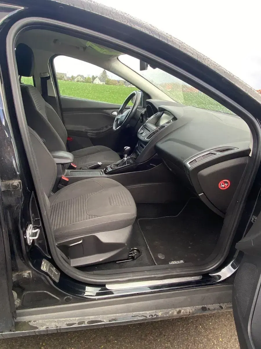 Gebraucht Ford Focus Trend 125 PS (91 kW) 2015 Schwarz Limousine